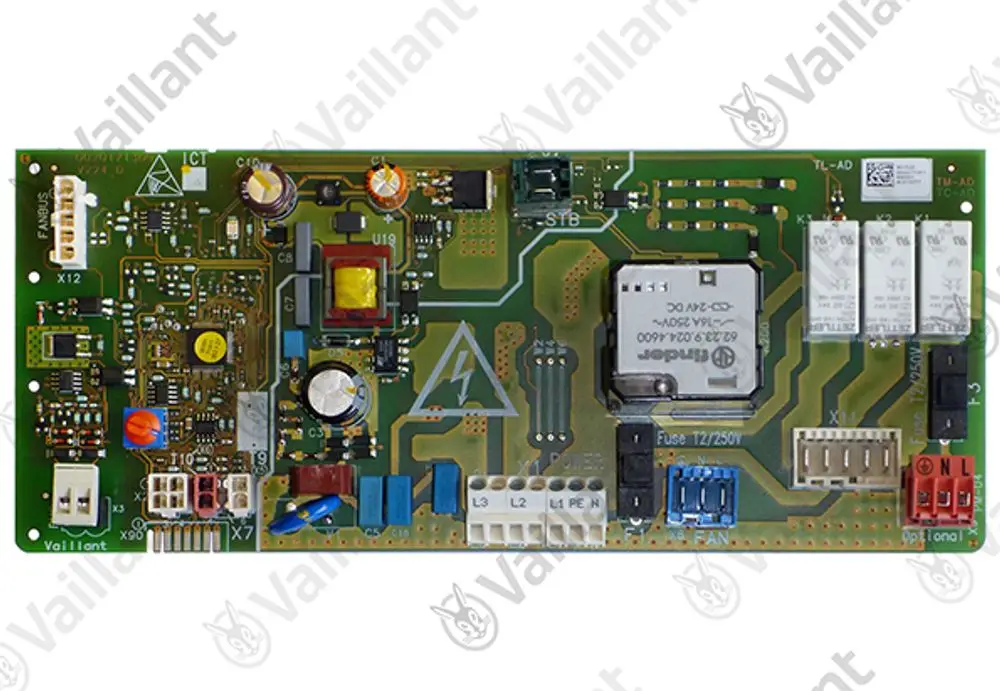 Leiterplatte von Vaillant für Außeneinheit, bestückt mit verschiedenen Komponenten wie Relais, Kondensatoren und Anschlüssen, auf grünem PCB.